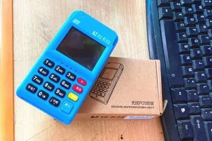 公司財(cái)務(wù)管理不嚴(yán)，售后經(jīng)理私自辦理pos機(jī)，拿17萬維修資金當(dāng)自己的。